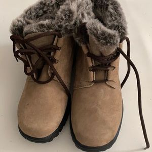 Cobbie Cuddlers  almost new in perfect condition